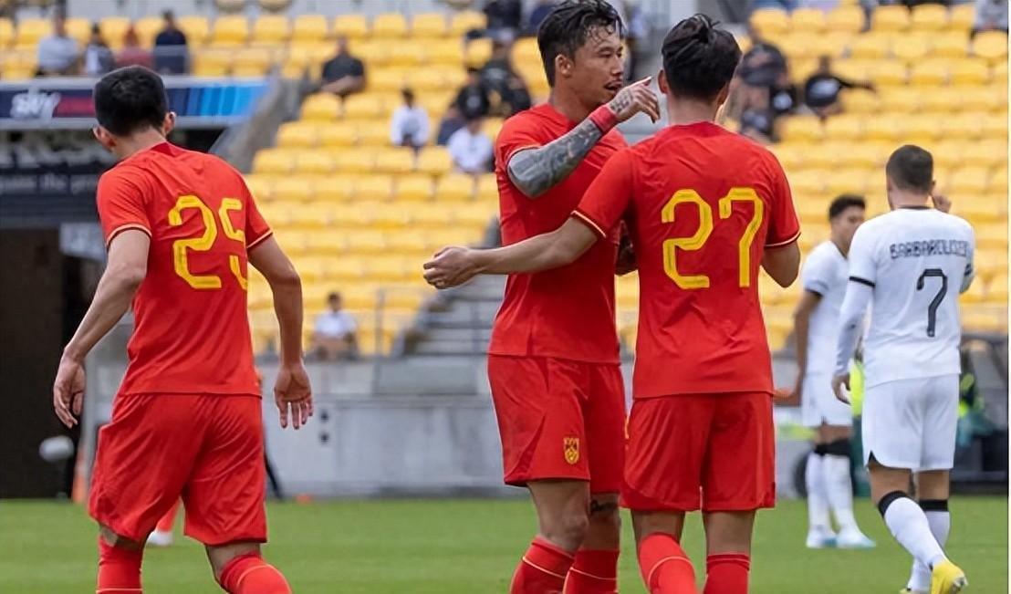 女子足球赛场上，中国队成为焦点