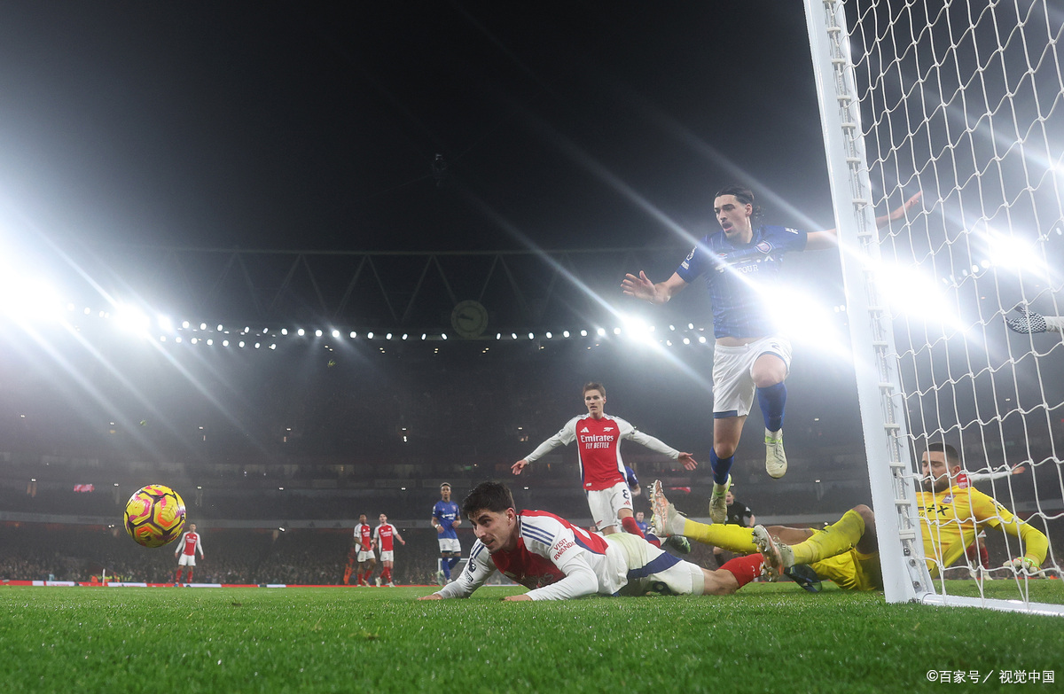 里昂队在最新比赛中战胜对手,取得胜利 里昂队在最新比赛中战胜对手,取得胜利