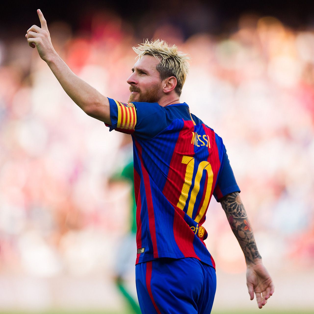 梅西场上失常亟需改进，巴萨旗帜飘扬