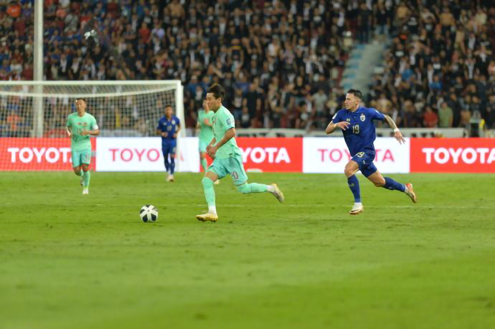 关于顶尖球队在一场激烈的比赛中战平的信息