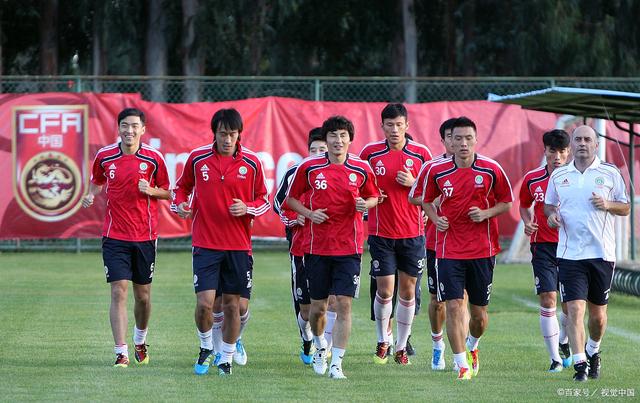 国内足球联赛热度持续升温,球队战术全面升级 国内足球联赛热度持续升温,球队战术全面升级