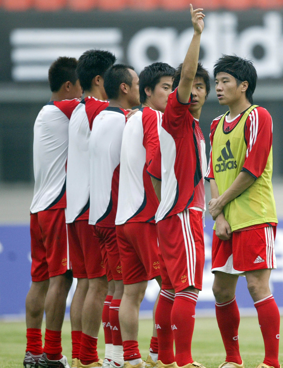 包含探讨国内联赛风云变幻，看球队如何应对挑战的词条