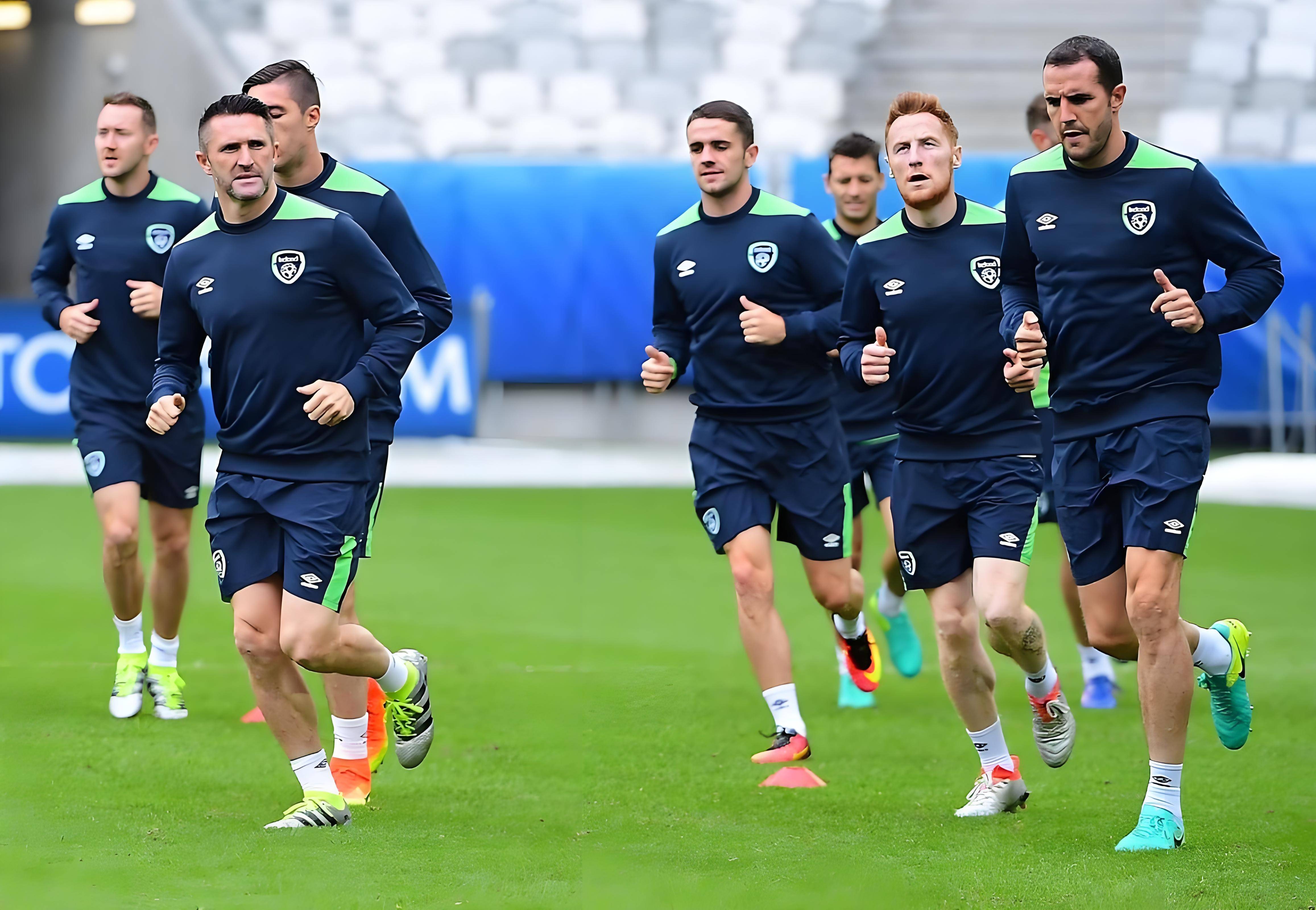 荷兰队在场上展现出强大团队配合