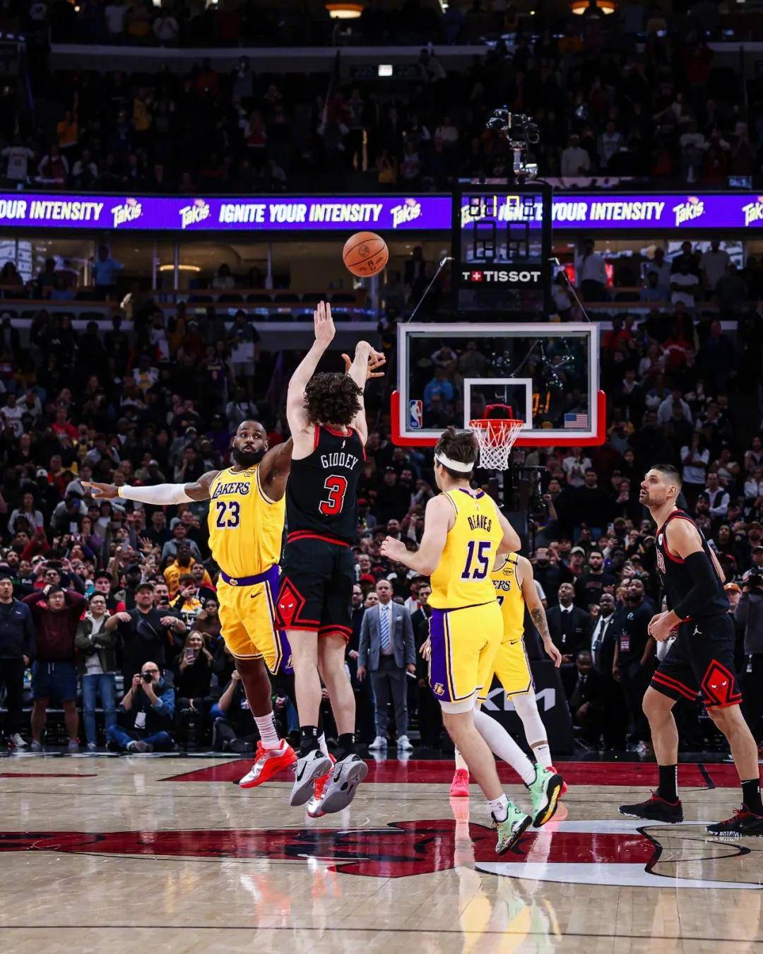 包含湖人连胜终结于雄鹿手中，詹姆斯全场高砍分未能帮助球队获胜的词条