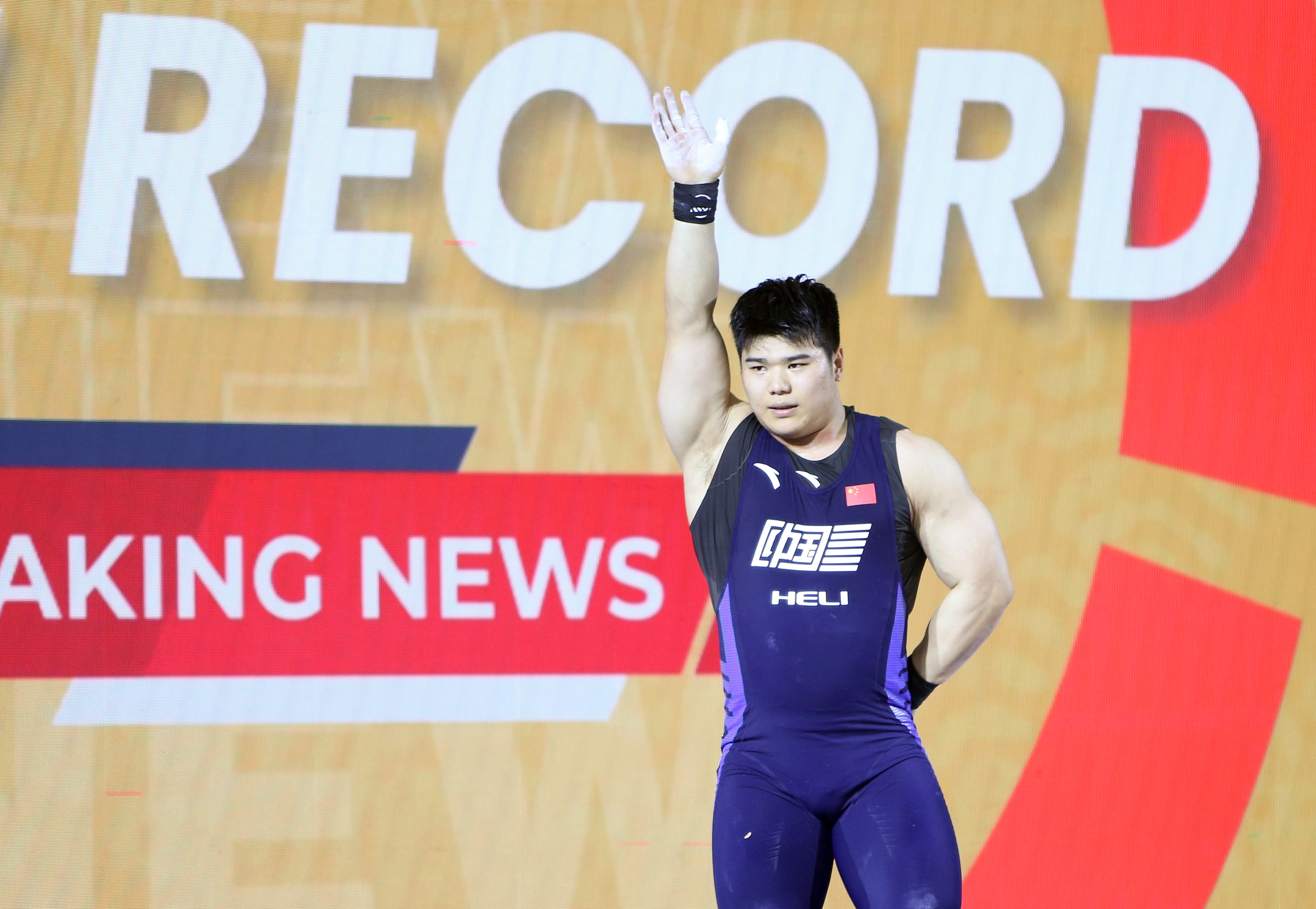 南非运动员在举重比赛中夺魁