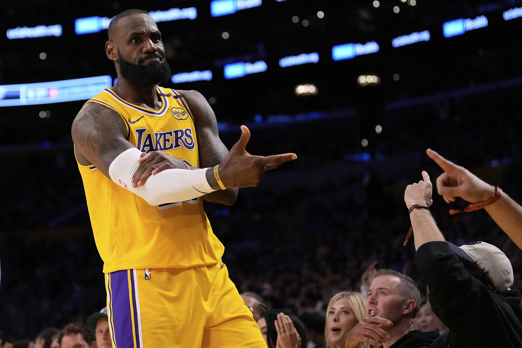 关于巨星对决：詹姆斯领导湖人胜勇士的信息