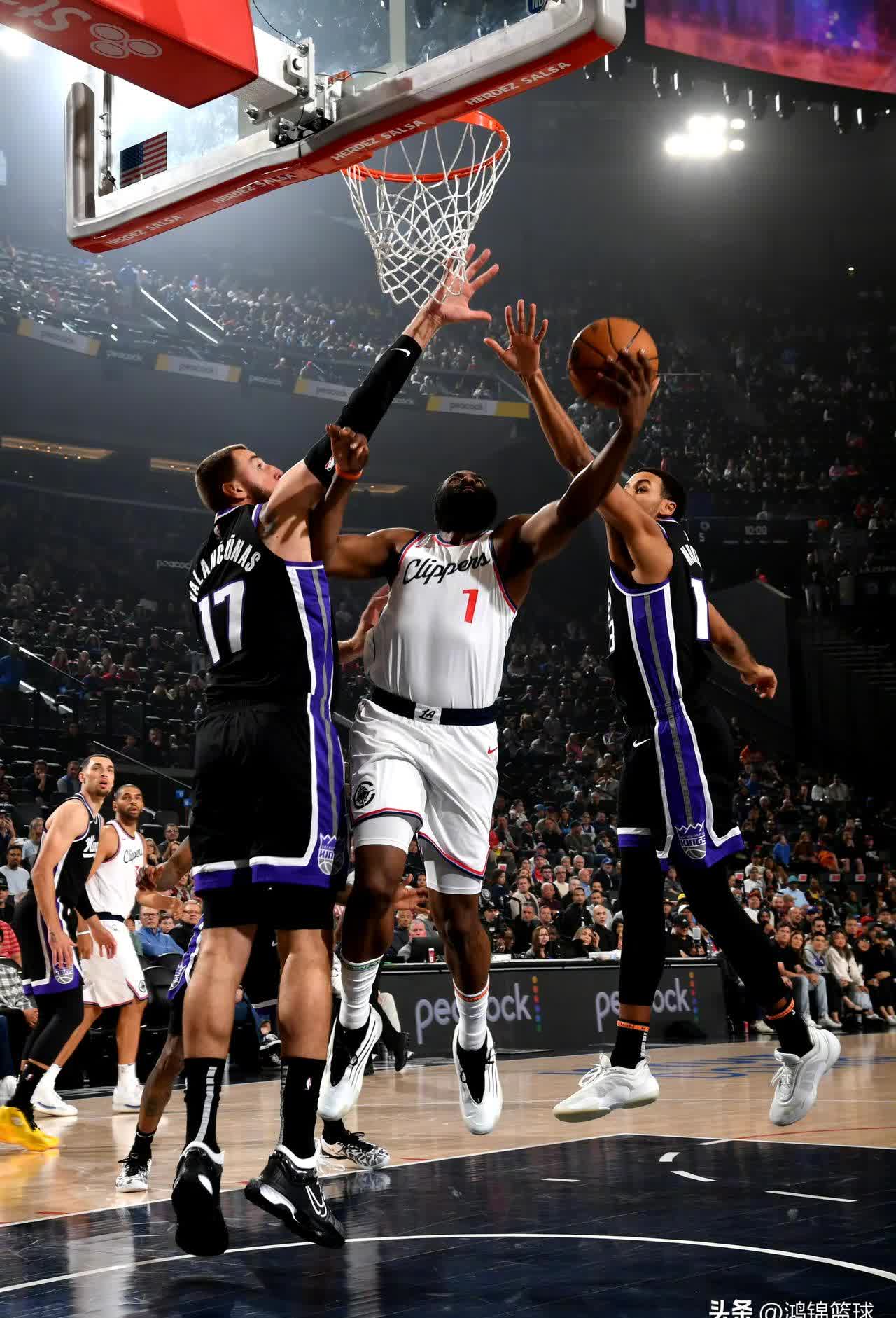 火箭擒快船取得首胜，哈登33分