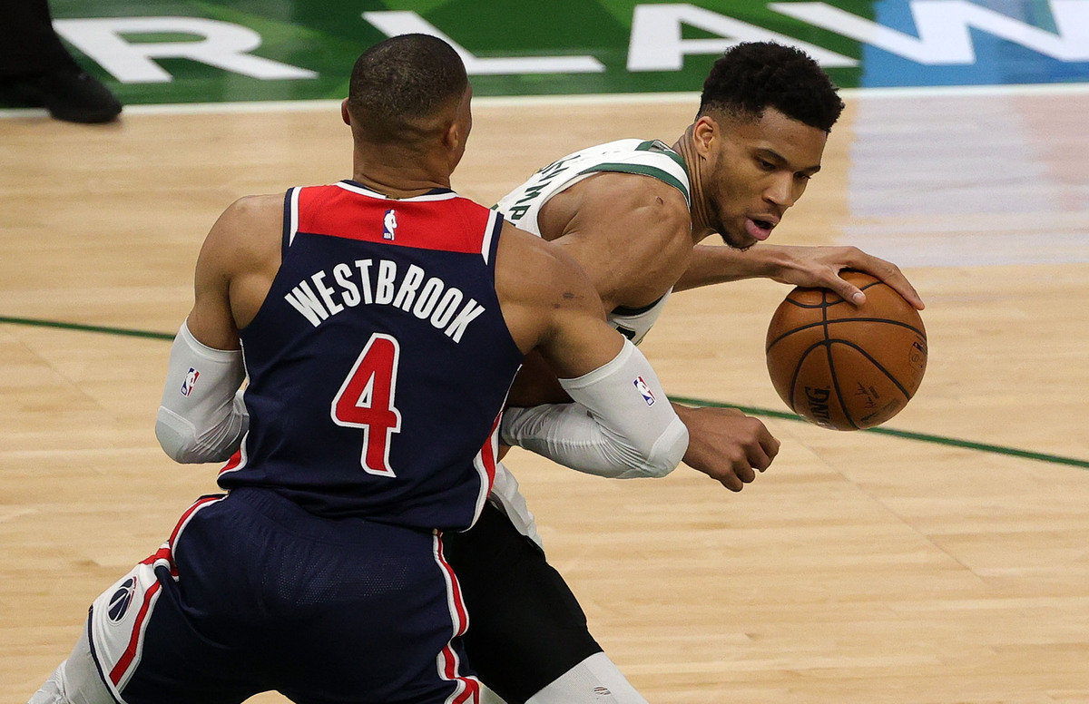 包含雄鹿连胜告终，不敌人主场压哨的词条